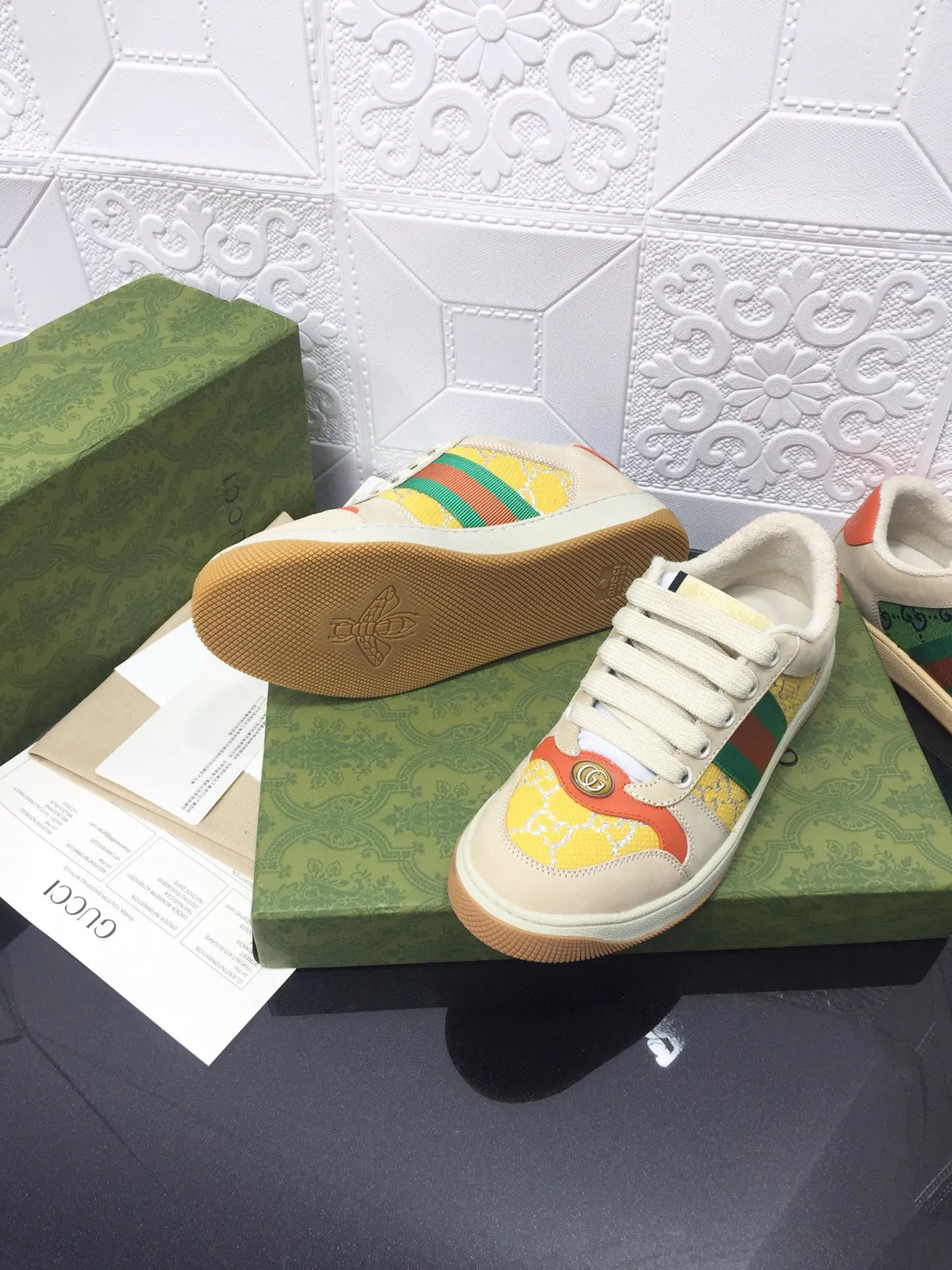 Ex-factory price: 540💰 GUCCI Gucci's newly upgraded back cover lining, top-notch old dirty shoes, classic casual sports shoes for couples, retro sneakers and old G family dirty shoes, updated at the counter simultaneously! ①The shoe upper has the same water-based edge coating process as the original version⚠️The ordinary oil edges on the market have a strong glue feel and are easy to fall off! Grade A first-layer nubuck leather (with pores)/matching computer embroidered double G cloth, high-density terry velvet lining. ② A PVC transparent small round mark sealing line is added to the details of the midsole. The mold is opened six times and the jewelry craftsmanship is used to customize the two-color double G buckle, striving to be the same as the original version. A pair of buttons is more than three times more expensive than ordinary buckles on the market. ③An old two-color washable label, the chip is placed on the outer waist of the right foot, the entire shoe is completely hollowed out with rubber technology, TUP material (rubber to distinguish the market) with the latest green packaging from the counter, 3D printed handbag, and a pair of shoelaces. There is no pressure when entering and exiting the counter. You can buy a 1:1 accurate replica of the original version and modify and upgrade it repeatedly. The details are perfectly restored, the materials are all customized, and they are truly top-notch. Please look at the details clearly to identify the quality. Upper: First-layer frosted cowhide/embroidered double G cloth. Lining: original high-density velvet lining. Foot pads: original pearlescent sheepskin. Outsole: private molded vacuum TPU material. Packaging: original top-grade full set packaging at the counter. Shoe size: women's size 35-40, men's size 39-44 (men's size 38, 45🉑️customized, non-returnable)
